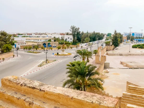 Periferia della città di Kairouan, Tunisia. Vista panoramica del bivio dall'alto . — Foto Stock