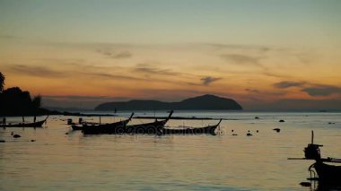 Phuket Adası Tayland gündoğumu. Balıkçılar tekneleri ile deniz manzarası. Rawai Beach erken sabah.