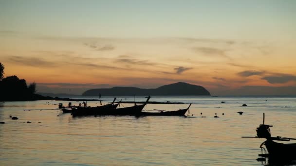 Wschód słońca na wyspie Phuket Tajlandia. Seascape z łodzi rybaków. Wcześnie rano na plaży Rawai. — Wideo stockowe