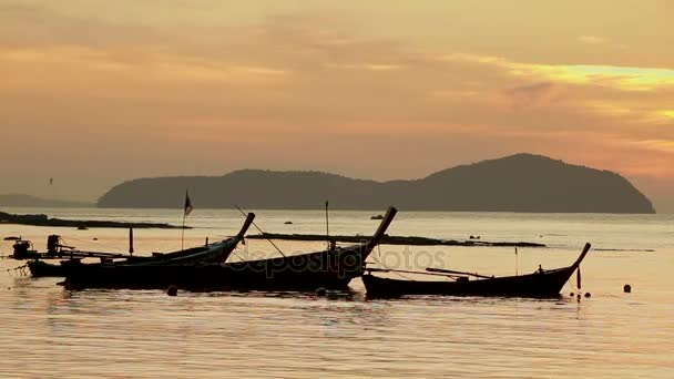 Alba sull'isola di Phuket Thailandia. Paesaggio marino con barche da pesca. Mattina presto sulla spiaggia di Rawai . — Video Stock