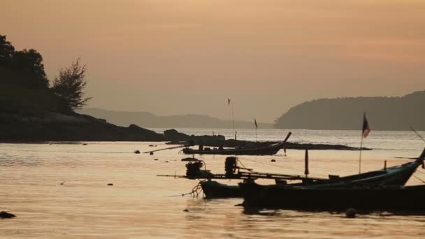 Východ slunce na ostrově Phuket Thajsko. Krajina s lodí rybářů. Brzy ráno na pláži Rawai. — Stock video