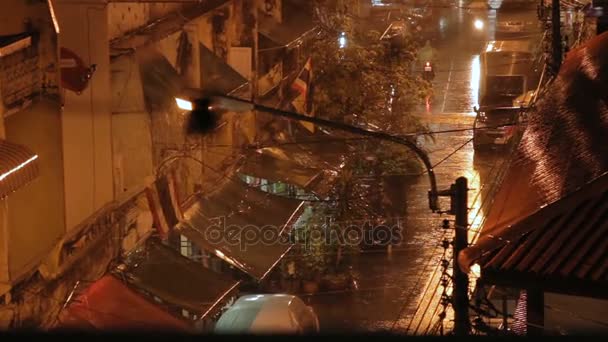 BANGKOK, THAILANDIA - 25 ottobre 2012. Pioggia pesante la sera. Persone che camminano e guidano moto con ombrelloni . — Video Stock
