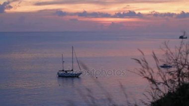 Yelkenli yat dalgalar üzerinde sways. Doğa günbatımı arka plan üzerinde. Phuket Island, Tayland.