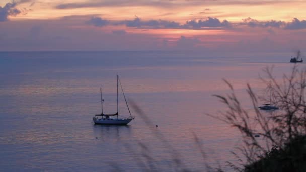 帆船在波浪上摇摆。夕阳背景下的 Cloudscape。普吉岛, 泰国. — 图库视频影像