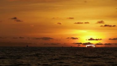 Naiharn sahilde muhteşem gün batımı. Cennet turuncu günbatımı zemin üzerine.