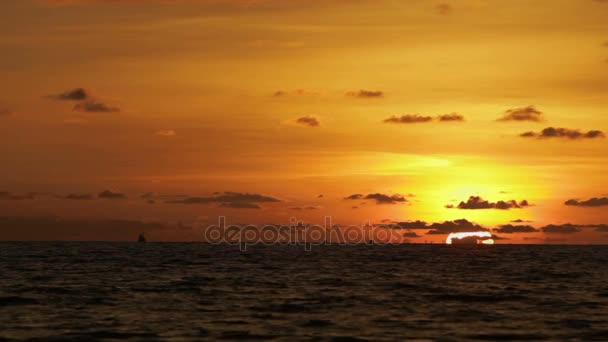 Matahari terbenam yang indah di pantai Naiharn. Awan pada latar belakang matahari terbenam oranye . — Stok Video