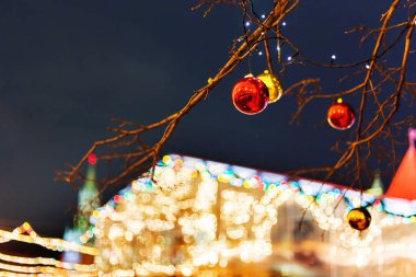 Moskova sokaklarında Noel ve yeni yıl kutlama için dekore edilmiştir. Ağaç parlak kırmızı ve sarı top ile. Rusya.