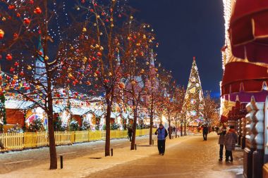 Moskova, Rusya - 10 Ocak 2017. Moskova sokaklarında Noel ve yeni yıl kutlama için dekore edilmiştir. Ağaç parlak kırmızı ve sarı top ile. Sakız (ana mağaza) Kızıl Meydan ampuller ile.