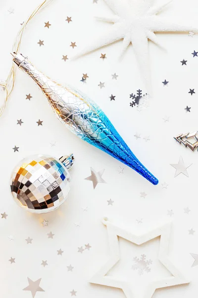 クリスマスと新年の休日背景に装飾、電球。シルバーとブルーの輝くボール、白い雪と星紙吹雪。フラット横たわっていた、トップ ビュー. — ストック写真