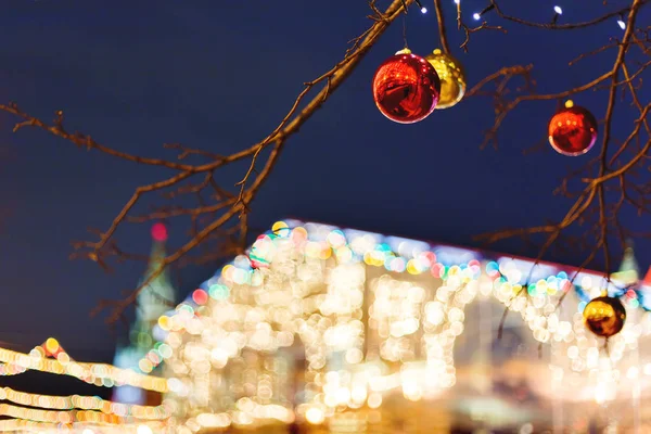 Straten van Moskou ingericht voor Nieuwjaar en Kerstmis viering. Boom met heldere rode en gele ballen. Rusland. — Stockfoto