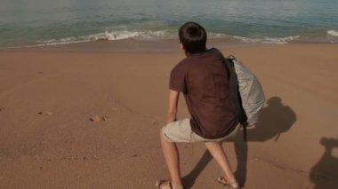 Phuket, Tayland - 18 Kasım 2012. Deniz dalgaları smartphone cep telefonu ile çekim kadın.