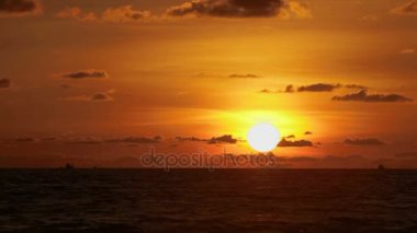 Naiharn sahilde muhteşem gün batımı. Cennet turuncu günbatımı arka plan üzerinde. Phuket, Tayland.