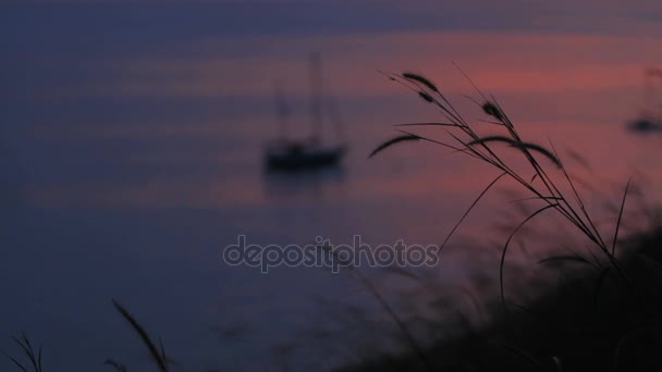 El yate de vela se balancea sobre las olas. Paisaje nuboso sobre fondo del atardecer. Isla de Phuket, Tailandia . — Vídeos de Stock