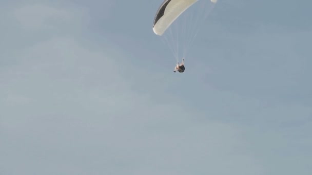 PHUKET, THAILAND - 22 de novembro de 2012. Homem voando em um parapente sobre um ponto de vista de moinho de vento na ilha de Pkutet, Tailândia . — Vídeo de Stock