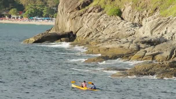 Pareja de adolescentes locales remando remos en kayak. Playa de Nai Harn. Phuket, Tailandia . — Vídeo de stock