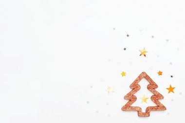 Noel ve yeni yıl arka plan parlak köknar ağacı ve yıldız konfeti ile. Metin için tatil sembolleri beyaz zemin üzerine yerleştirin.