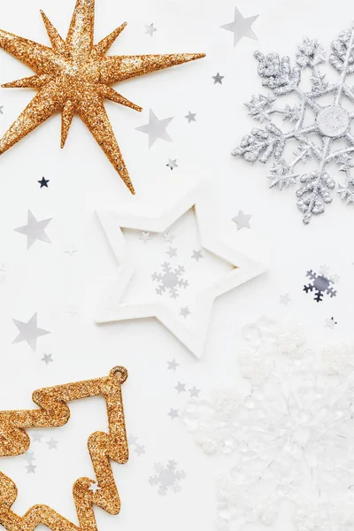 Різдвяний та новорічний фон з ігристим ялинкою, сніжинками та зірковим конфетті. Святкові символи на білому тлі з місцем для тексту . — стокове фото