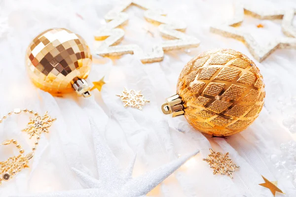 Noel ve yılbaşı tatil arka plan dekorasyon ve ampuller ile. Altın parlayan top, kar taneleri ve yıldız konfeti. — Stok fotoğraf