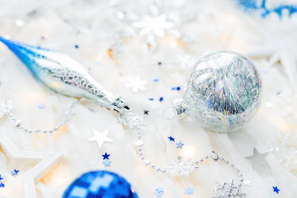 Χριστούγεννα και νέο έτος διακοπές φόντο με λαμπτήρες και διακοσμήσεις. Ασημί και μπλε λάμπει σφαίρες, νιφάδες χιονιού και κομφετί αστεριών. — Φωτογραφία Αρχείου