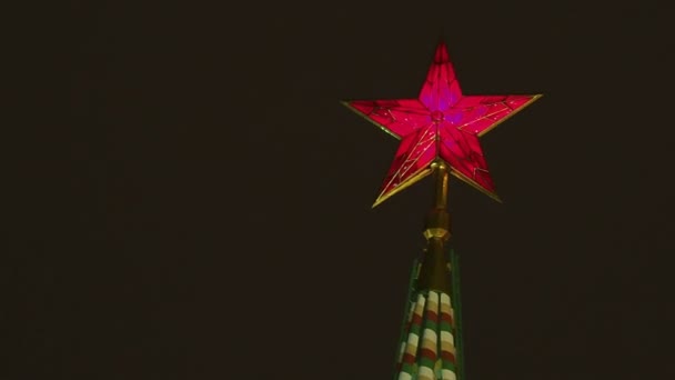 Grande estrela vermelha na torre Spasskaya no Kremlin. Marco histórico em Moscou, Rússia . — Vídeo de Stock