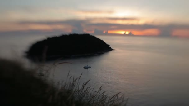 Zeiljacht swingt op de golven. Cloudscape op zonsondergang achtergrond. Kata beach gezichtspunt. Phuket island, Thailand. — Stockvideo