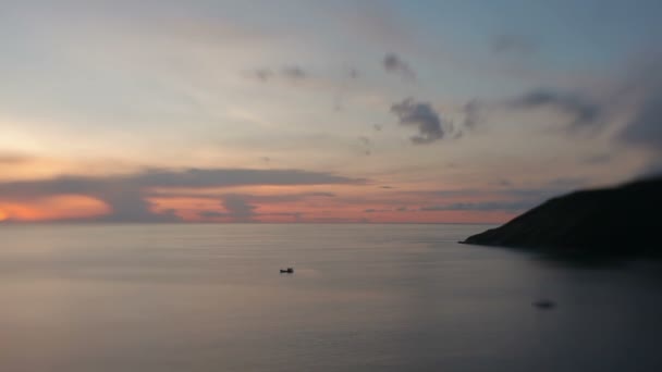 Vitorlás hajó leng a hullámok. Cloudscape naplemente háttér. Kata beach szempontból. Phuket sziget, Thaiföld. — Stock videók