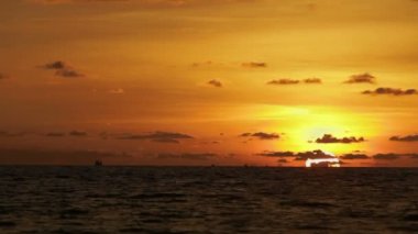 Naiharn sahilde muhteşem gün batımı. Cennet turuncu günbatımı zemin üzerine.