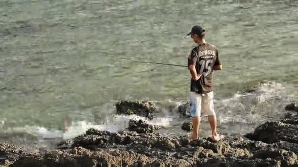 Phuket, Tajlandia - 12 listopada 2012. Łowienie ryb na kamienie plaży Laem Ka Noi lokalnych. — Wideo stockowe