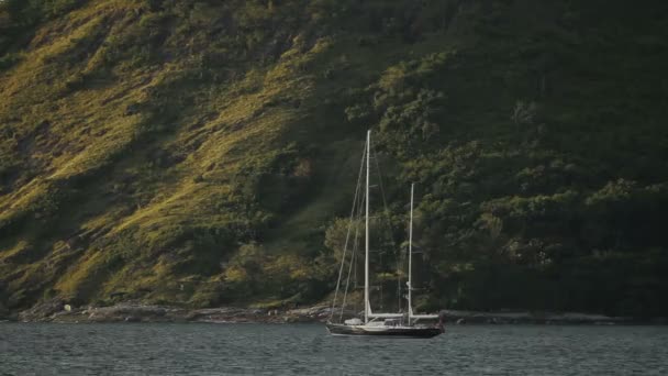 Yelkenli yat dalgalar üzerinde sways. Phuket Island, Tayland Naiharn kumsalda. — Stok video