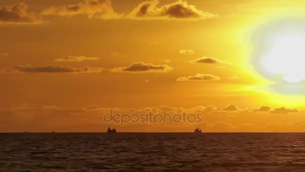 Lindo pôr do sol na praia de Naiharn. Cloudscape no fundo do pôr-do-sol laranja . — Vídeo de Stock