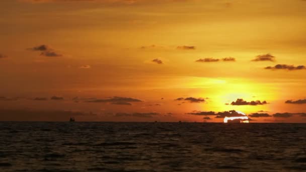 Hermosa puesta de sol en la playa de Naiharn. Paisaje nublado sobre fondo naranja al atardecer . — Vídeos de Stock