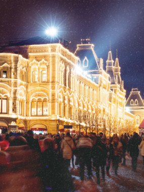 Moskova, Rusya - 03 Aralık 2017. Moskova sokaklarında Noel ve yeni yıl kutlama için dekore edilmiştir. Ampuller ile bina sakız (ana mağaza) yakın kişi kalabalık. 