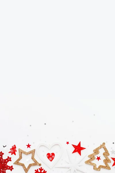 Різдвяний та новорічний фон з ігристим ялинкою, серцем, сніжинками та зірковим конфетті. Святкові символи на білому тлі з місцем для тексту . — стокове фото
