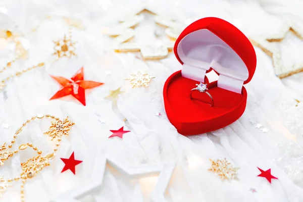 Weihnachten und Neujahr Urlaub Hintergrund mit Dekorationen und Verlobungsring mit Diamant in Geschenk-Herz-Box. Valentinstag-Karte. — Stockfoto