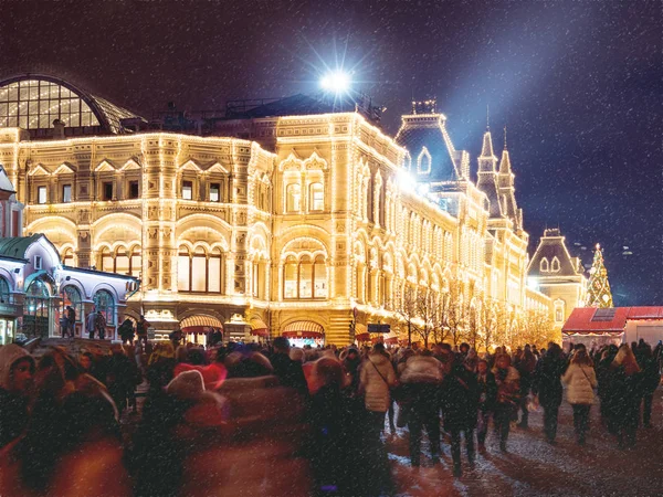 Moskou, Rusland - 03 December 2017. Straten van Moskou ingericht voor Nieuwjaar en Kerstmis viering. Menigte van mensen in de buurt van gom (Main warenhuis) gebouw met gloeilampen. — Stockfoto