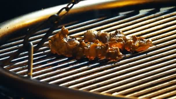 Kip sjasliek gebakken op buitengrill. De barbecue van het smakelijke vlees op kerstmarkt op het Rode plein. Moskou, Rusland. — Stockvideo