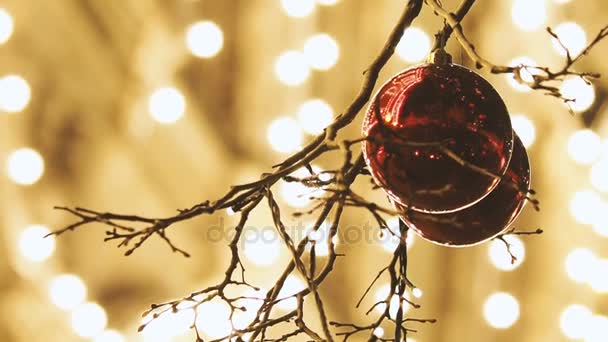Moskvas gator inredda för nyår och jul firande. Träd med ljusa röda och gula bollar. Main varuhuset GUM med glödlampor på bakgrund. Ryssland. — Stockvideo