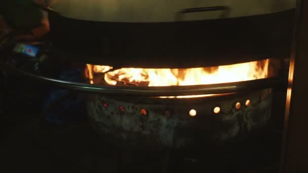 Mobiele houtgestookte oven waarin is een gigantische pannenkoek bakken. Kerstmarkt op het Rode plein. Moskou, Rusland. — Stockvideo