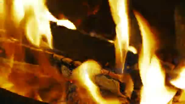 Закрити подання в мобільних печі спалювання деревини. Різдвяного ярмарку на Червоній площі. Москва, Російська Федерація. — стокове відео