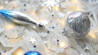 Noel ve yılbaşı tatil arka plan dekorasyon ve ampuller ile. Gümüş ve mavi parlayan kar taneleri ve yıldız konfeti topları.