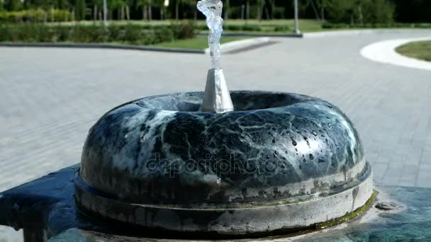 L'eau coule de la fontaine d'eau potable. Place devant la cathédrale Sainte-Trinité de Tbilissi. Géorgie pays . — Video