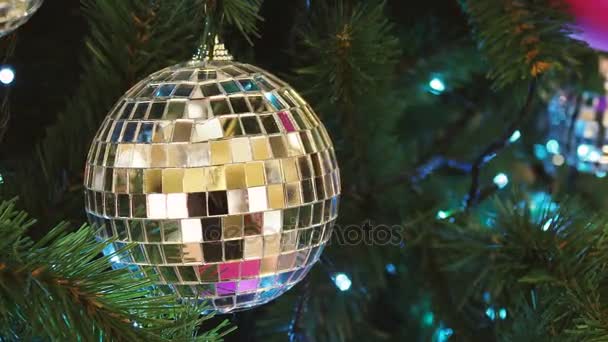 Juldekorationer - spegel discoball och lysande glödlampor. FIR tree är inrett för nyårsfirande. — Stockvideo