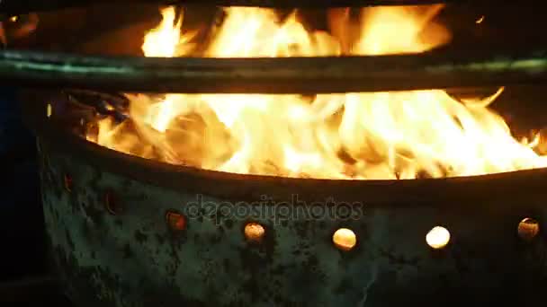 Vista de perto da queima de madeira no forno móvel. Feira de Natal na Praça Vermelha. Moscou, Rússia . — Vídeo de Stock