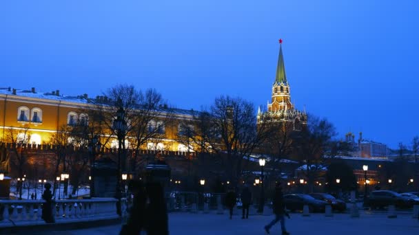 МОСКВА, Россия - 10 декабря 2017 г. Вид на Спасскую башню и сад Александра. Люди идут по Манежной площади . — стоковое видео