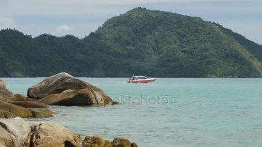 Phuket, Tayland - 12 Kasım 2012. Motorbot Laem Ka Noi beach Phuket Island, Tayland gider. Huzurlu deniz manzarası ve arka plan tepede.