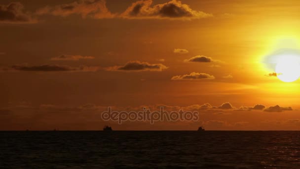 Prachtige zonsondergang op Naiharn beach. Cloudscape op oranje zonsondergang achtergrond. — Stockvideo