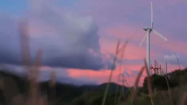 Linda paisagem nublada no ponto de vista do moinho de vento. Filmado com Lens Baby Sweet 35mm. Phuket Island, Tailândia . — Vídeo de Stock
