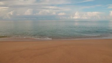 Kumlu plajda denizin dalga yumuşak. Mavi gökyüzü ve masmavi denizin. Phuket Island, Tayland.