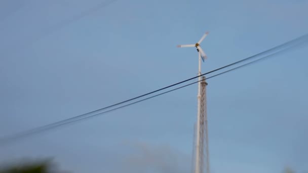 Blick von unten auf funktionierende Windkraftanlagen. Windmühlenaussichtspunkt. aufgenommen mit Objektiv Baby Sweet 35mm. Insel Phuket, Thailand. — Stockvideo