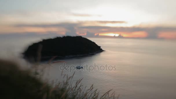 帆船在波浪上摇摆。夕阳背景下的 Cloudscape。卡塔海滩观点。镜头宝贝甜 35mm. 普吉岛, 泰国. — 图库视频影像